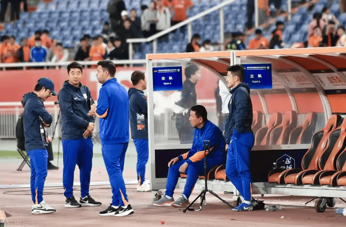 球员突破防守，实力直逼对手防线